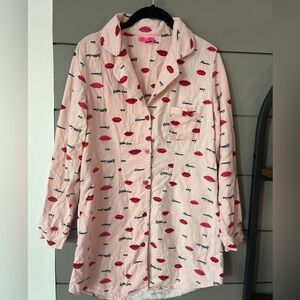Betsey Johnson light pink pajama‎ shirt dress with lips and hearts Size M